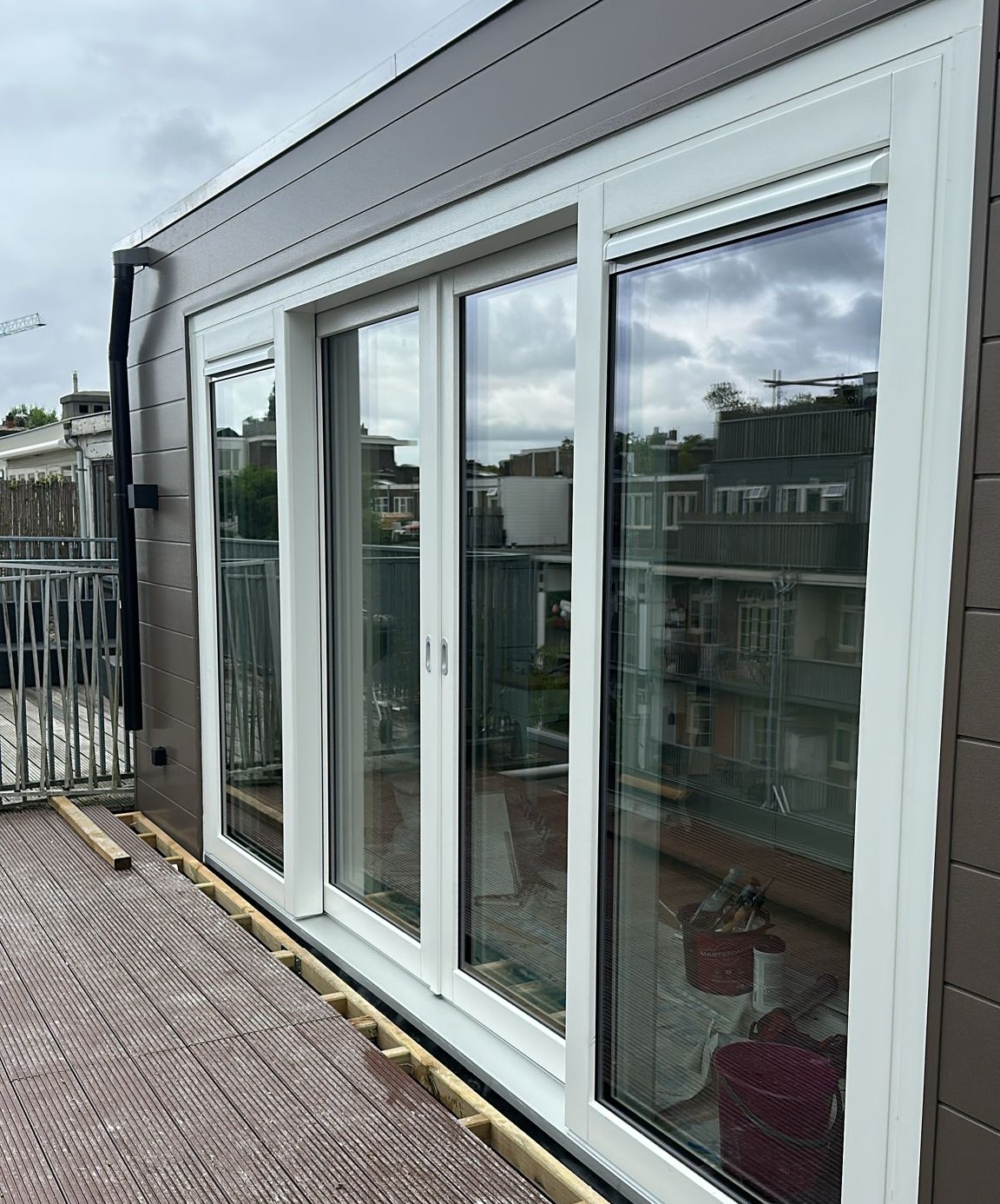 Achterdeuren waar nieuw glas in ingezet