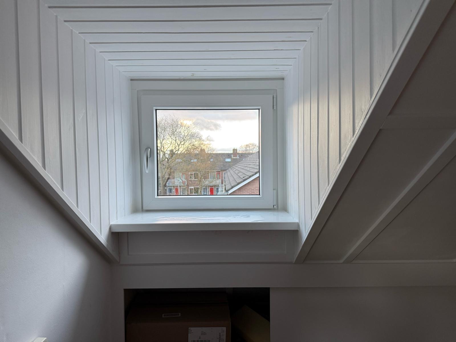 Houten kozijnen met glas en met ventilatierooster KozijnBase