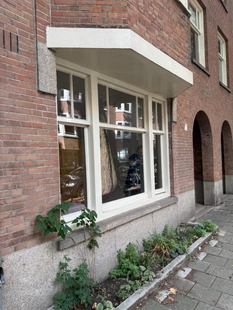 Begane grond tijdens project kunststof kozijnen Amsterdam met bovenlichten en isolerende beglazing