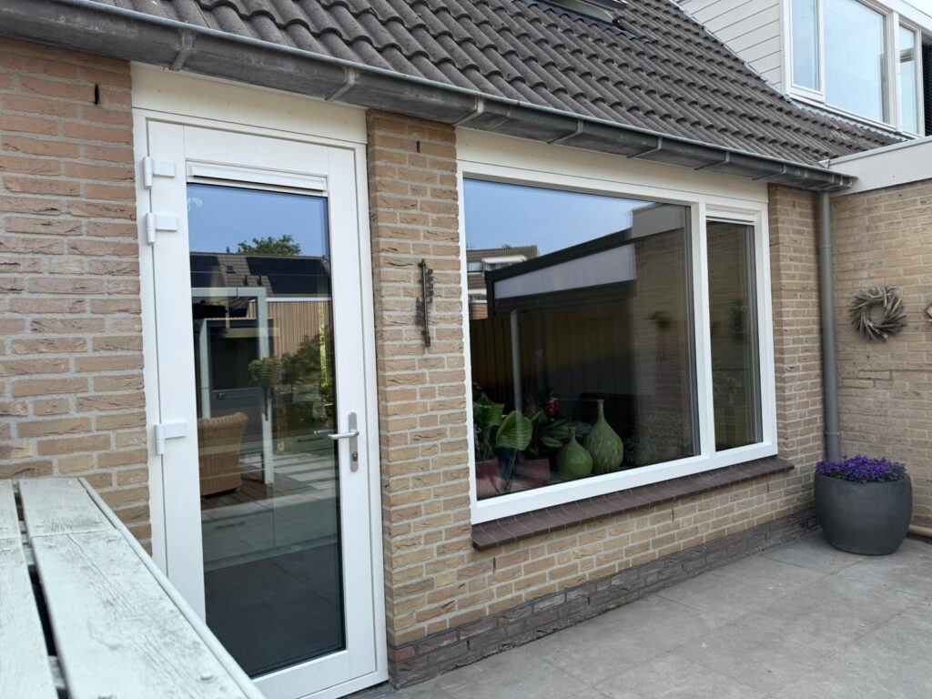 Achterzijde woning in Wateringen na vervanging van kozijnen en deur door kunststof elementen