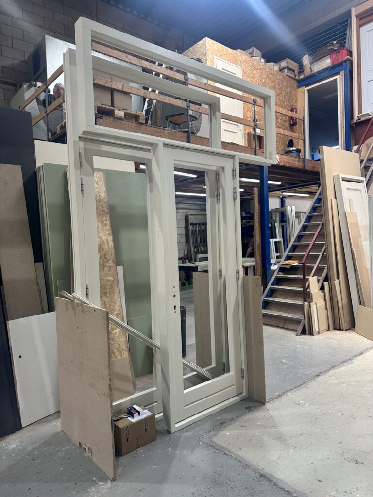 Afgewerkt kunststof deurkozijn als vervanging van houten kozijnen Haarlem