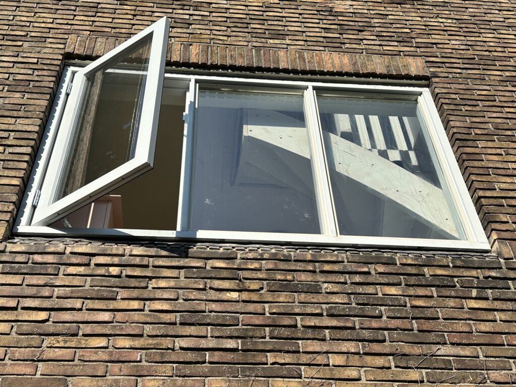 aluminium kozijnen Santpoort met draai-kiepraam in bakstenen gevel