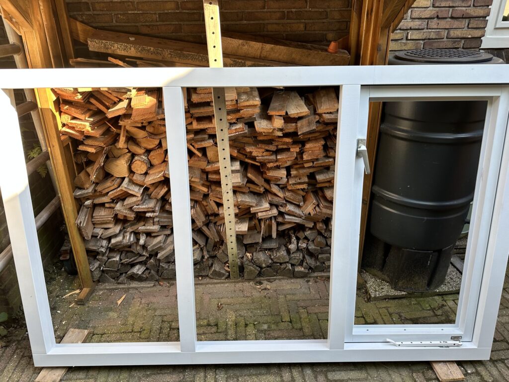 nieuw aluminium kozijn gereed voor plaatsing bij project in Santpoort