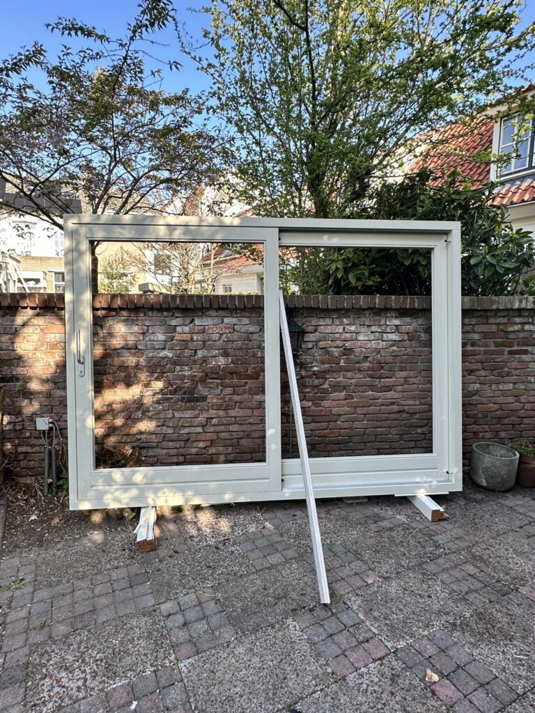 kunststof kozijnen Oegstgeest met groot glasvlak en luchtdichte aansluiting