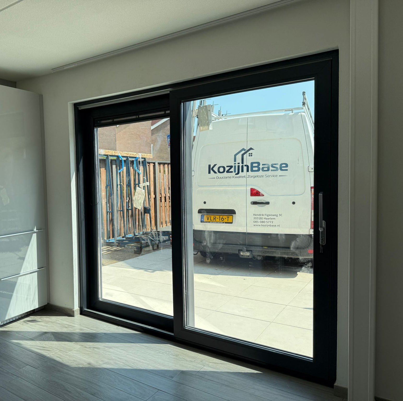 Dorpel bij schuifpui met strakke aansluiting op vloer en kozijn