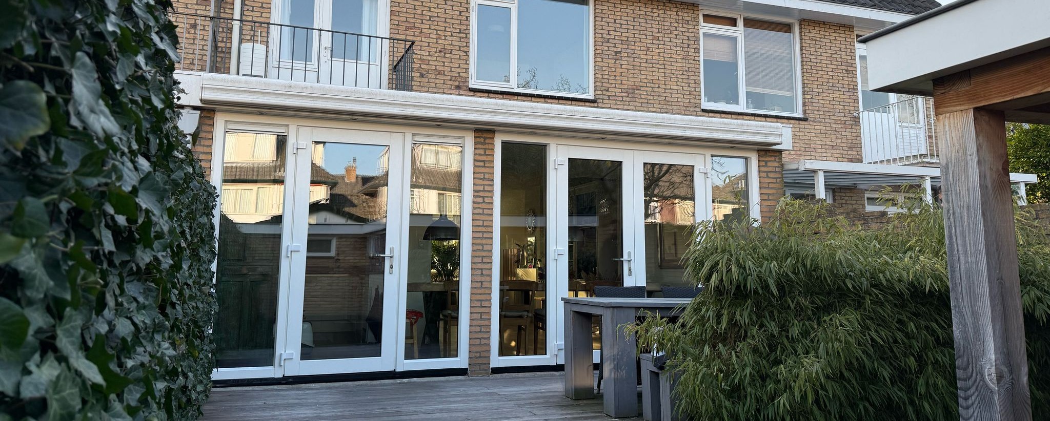 kunststof kozijnen Wassenaar met openslaande deuren in vernieuwde achterpui van jaren 80 woning