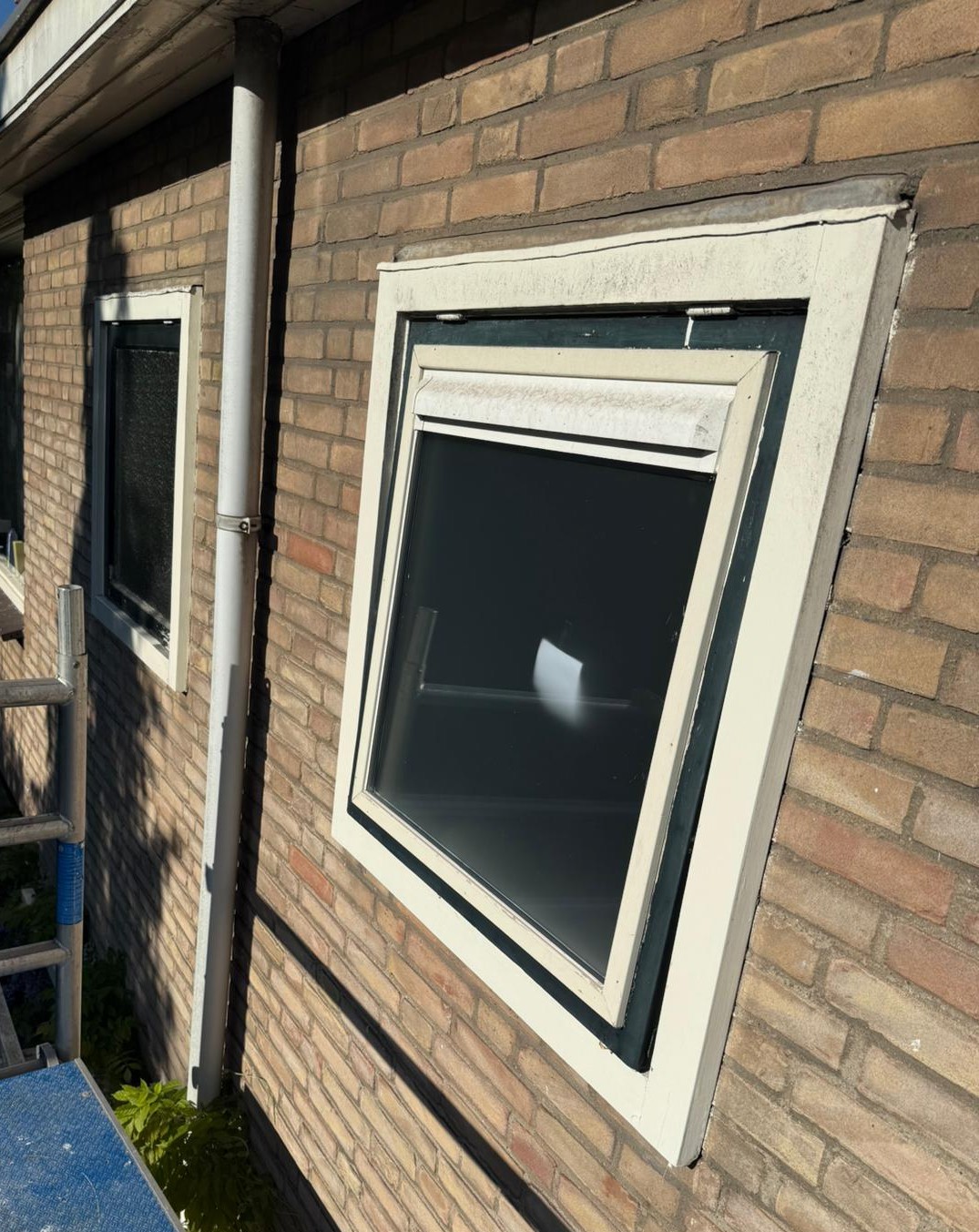 Kalfplaatsing bij nieuwe ramen tijdens renovatie van een bestaande woning