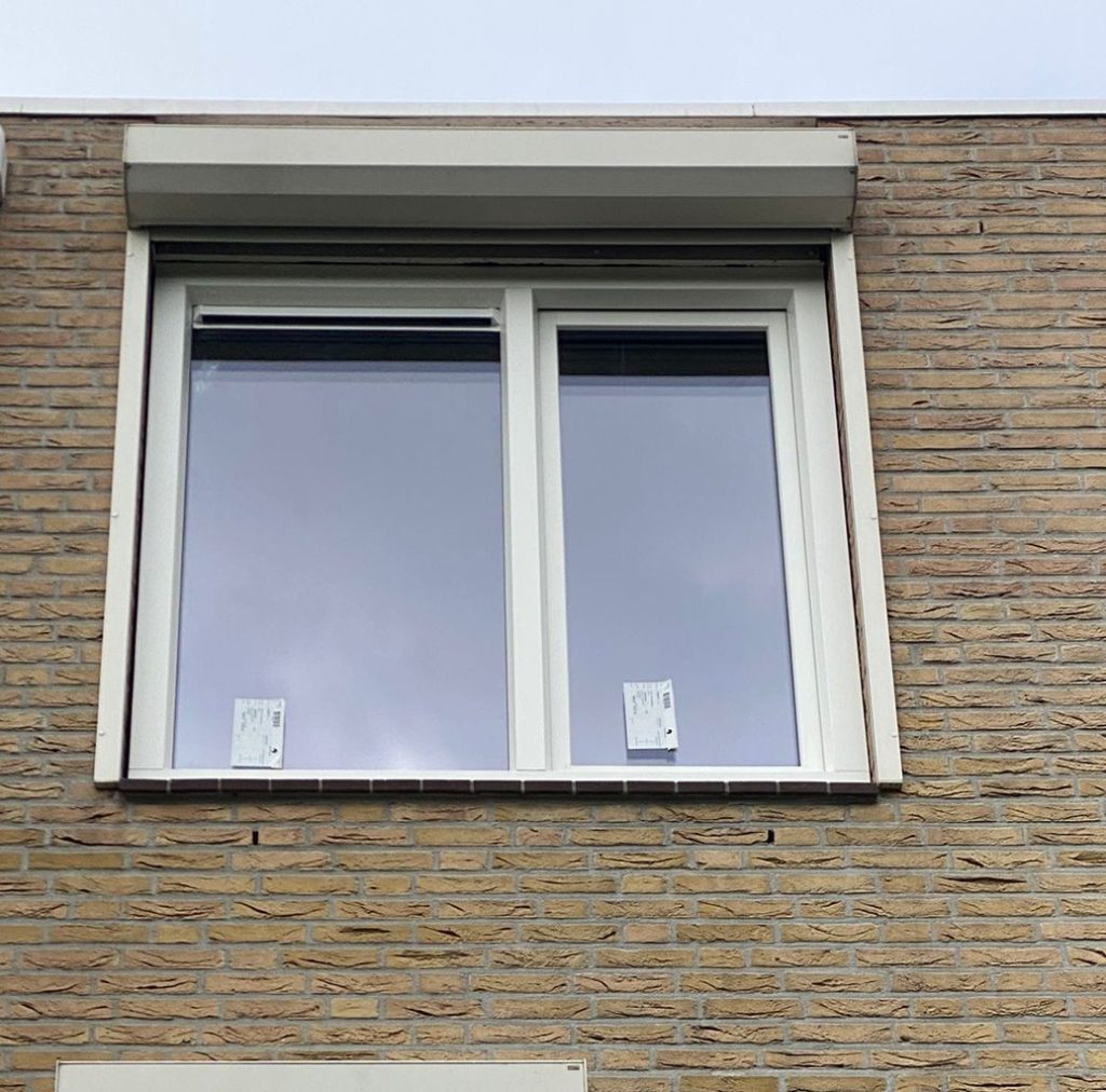 Kalfplaatsing toegepast bij een raam in een bestaande bakstenen gevel