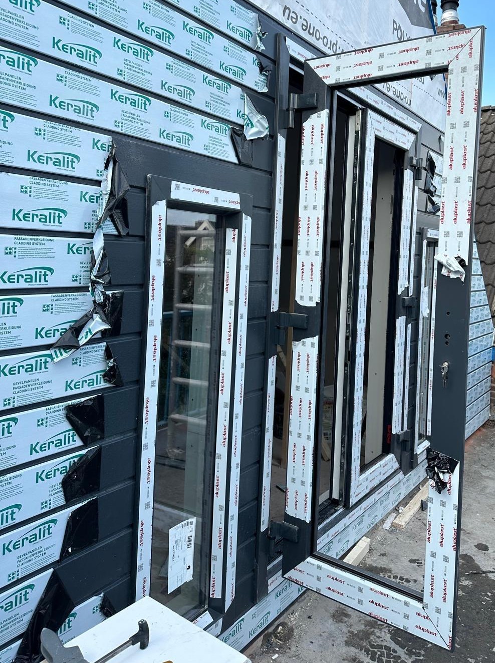 Kunststof gevelbekleding Keralit wordt uit de folie gehaald
