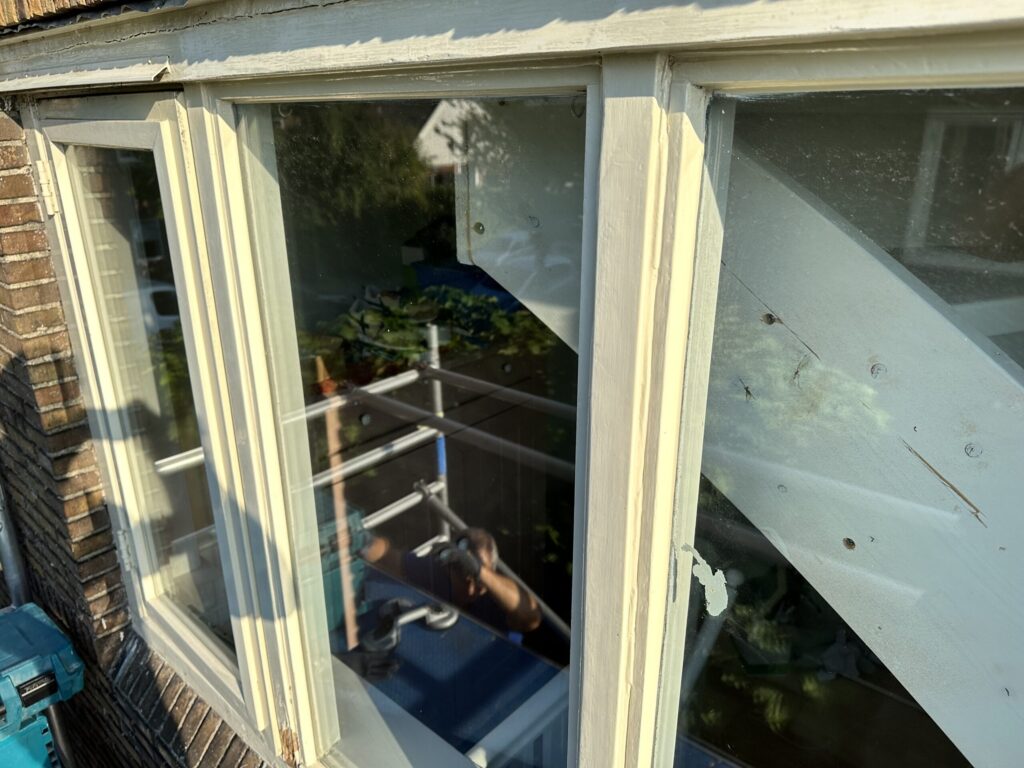verouderd houten kozijn voor renovatieproject in Santpoort