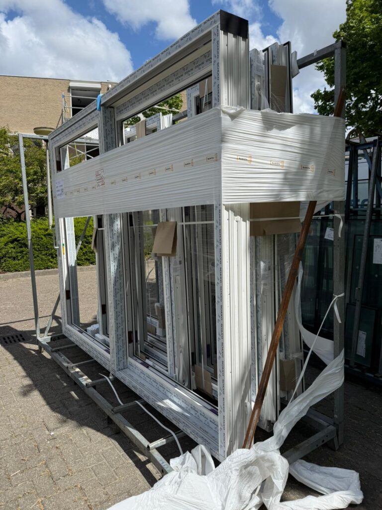 Nieuwe aluminium kozijnen klaar voor montage op bouwlocatie in Wateringen