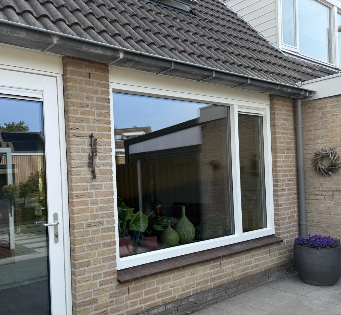 Kunststof kozijnen met isolerend glas, geplaatst in woning met een nieuwe vensterbank