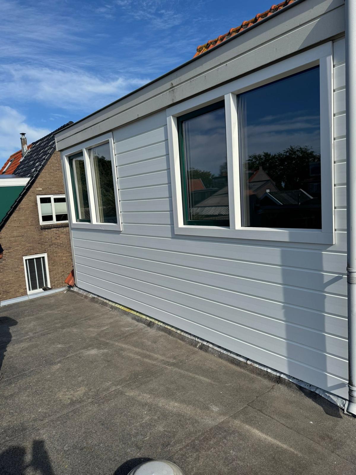 Kunststof gevelbekleding op de opbouw opgeleverd