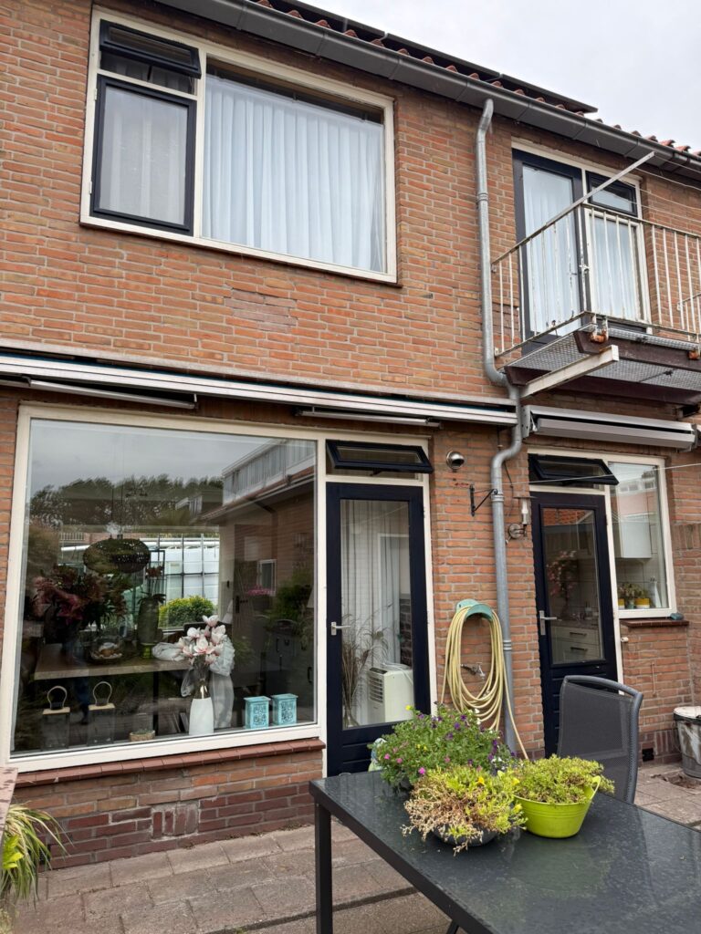 Achtergevel voor het renovatie project kunststof kozijnen IJmuiden