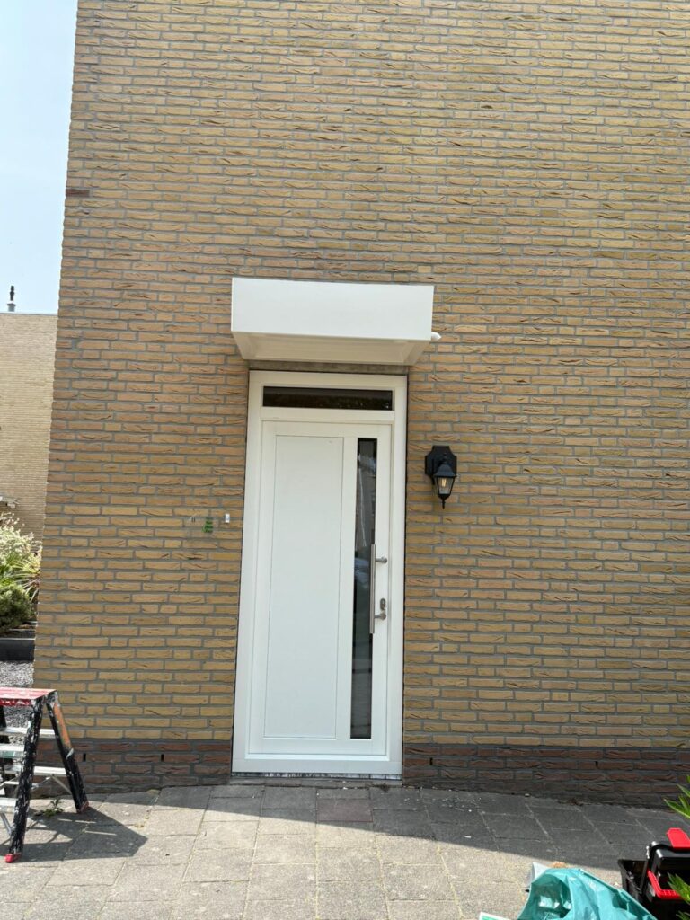 Nieuwe kunststof voordeur met glas geplaatst tijdens project bij woning in Wateringen