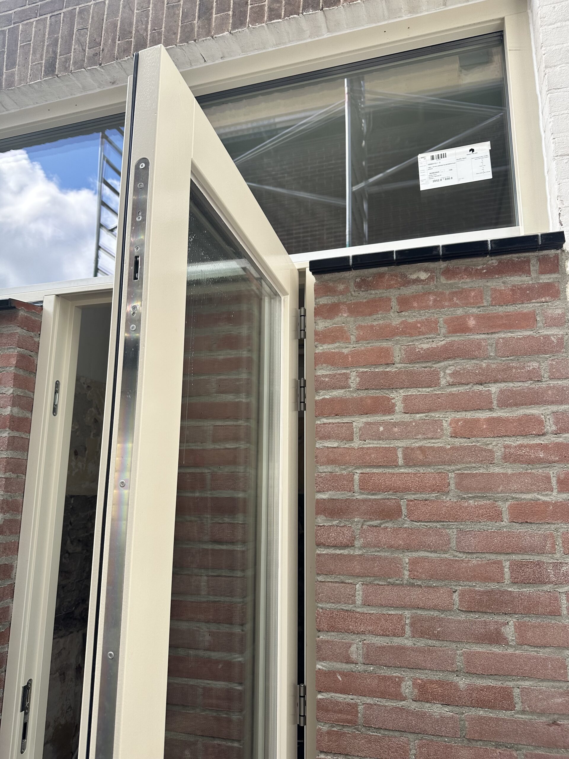 Luchtdichte aansluiting onderzijde deur bij kunststof kozijnen Haarlem