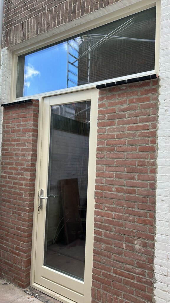 Montage van kunststof deurframe tijdens kozijnen vervangen Haarlem project