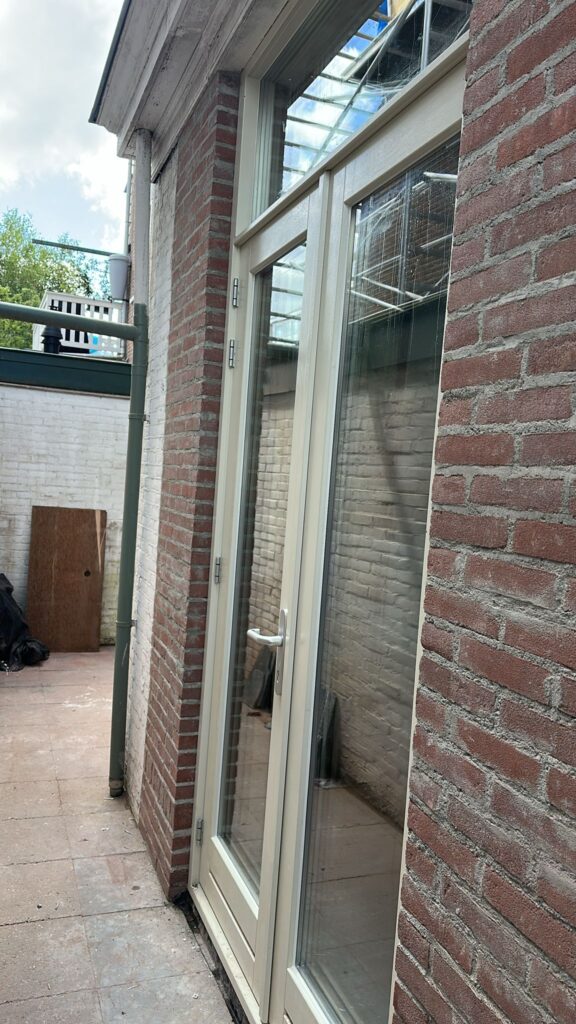 Nieuw kunststof deurkozijn met bovenlicht geplaatst in Haarlem – project kunststof kozijnen Haarlem