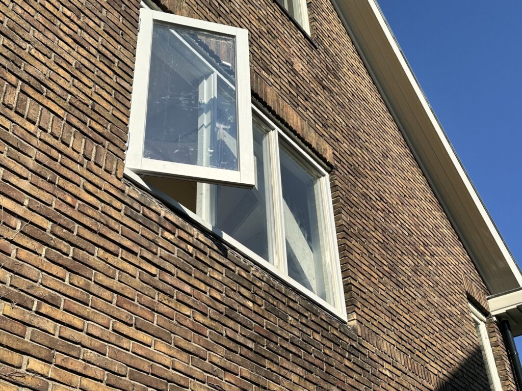 nieuw aluminium kozijn geplaatst in gevel bij renovatie in Santpoort
