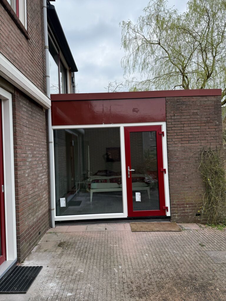 De nieuw geplaatste kunststof zijdeur in Hoofddorp