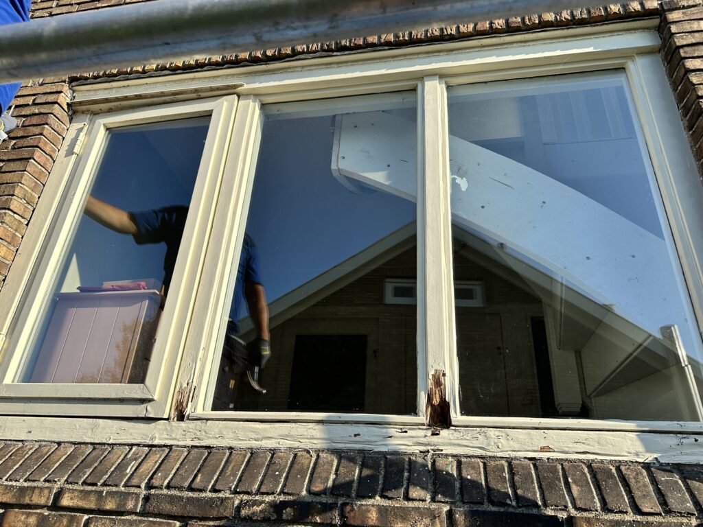 aangetast houten kozijn met houtrot voorafgaand aan vervanging in Santpoort