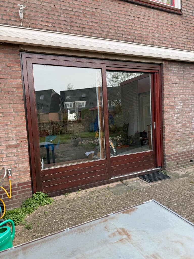 Oude houten schuifpui in Hoofddorp