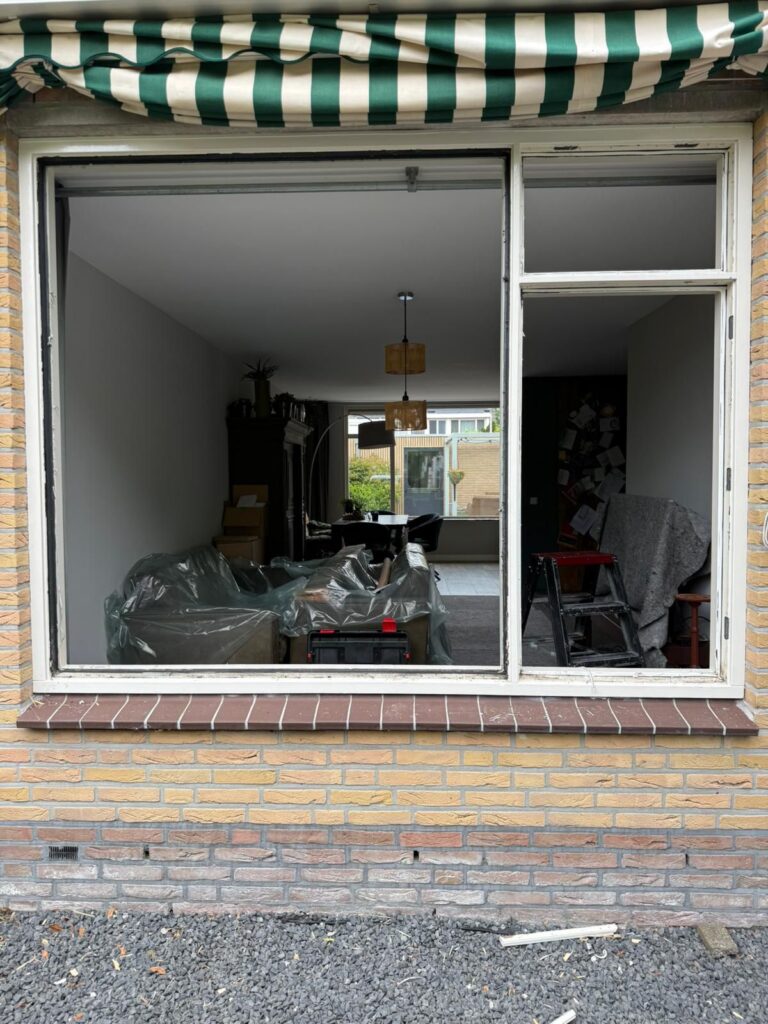 Oude houten kozijnen tijdens het project in Wateringen 