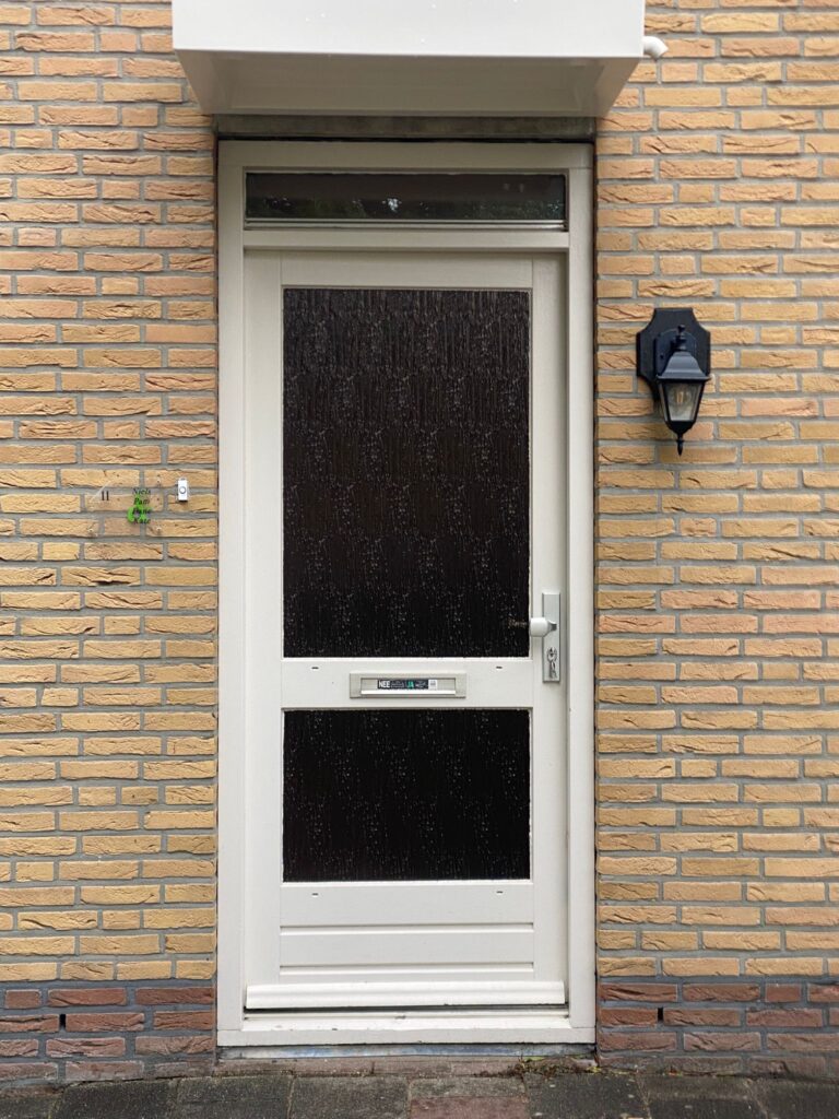 Oude voordeur dei vervangen word tijdens dit project in Wateringen