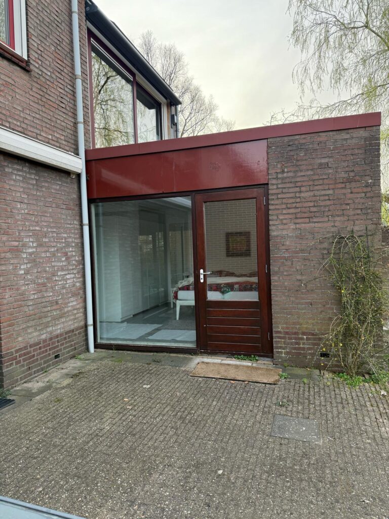 Oude houten achterdeur tijdens project in Hoofddorp