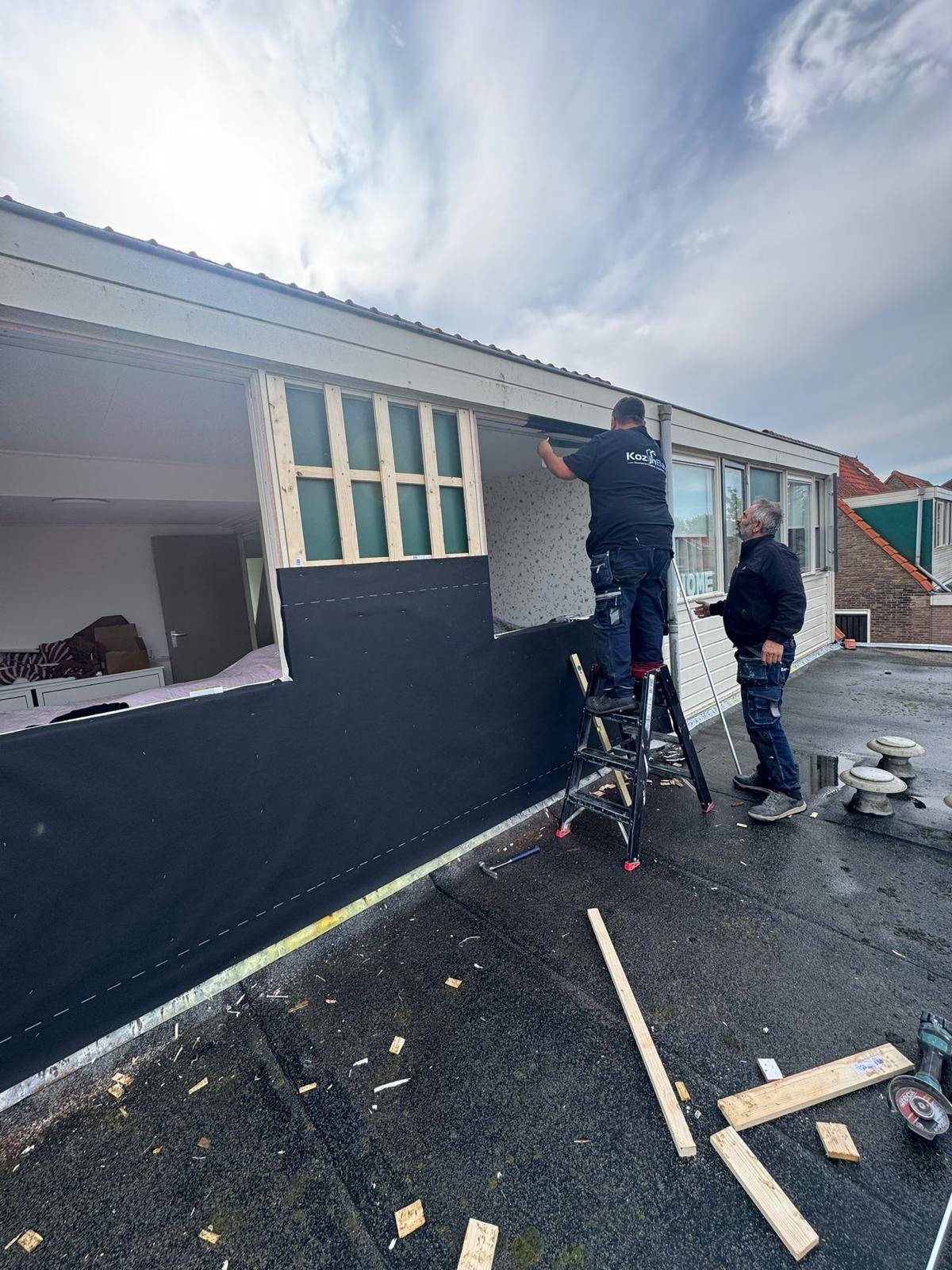 Plaatsing van Keralit gevelbekleding op dakkapel met ventilatiespouw en onderconstructie tijdens montage