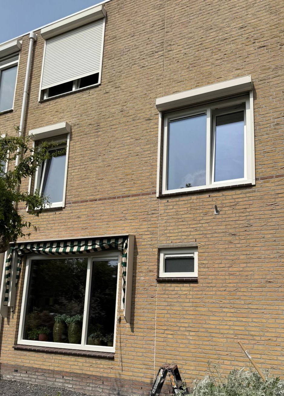 Raamdecoratie aan de buitenzijde van een woning voor zonwering en privacy
