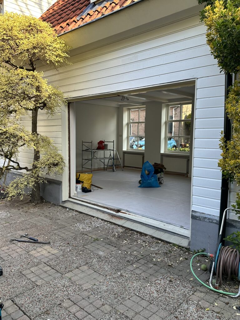 open achtergevel tijdens vervanging kozijnen Oegstgeest na demontage oude achterpui