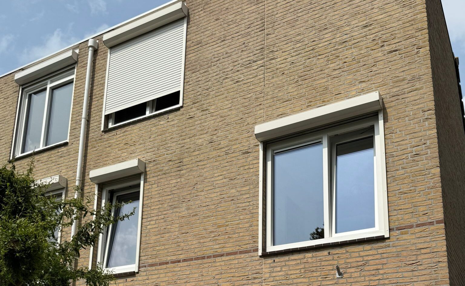 Totaalbeeld van woning in Wateringen na plaatsing van nieuwe kunststof kozijnen en deuren