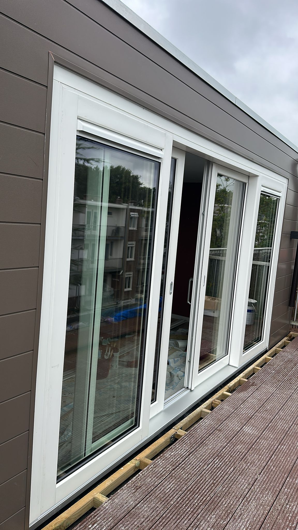 Trespa gevelbekleding om de pui heen geplaatst