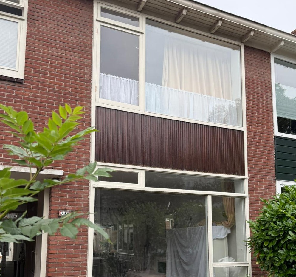 Trespa gevelbekleding toegepast onder het raam aan de gevel van een woning