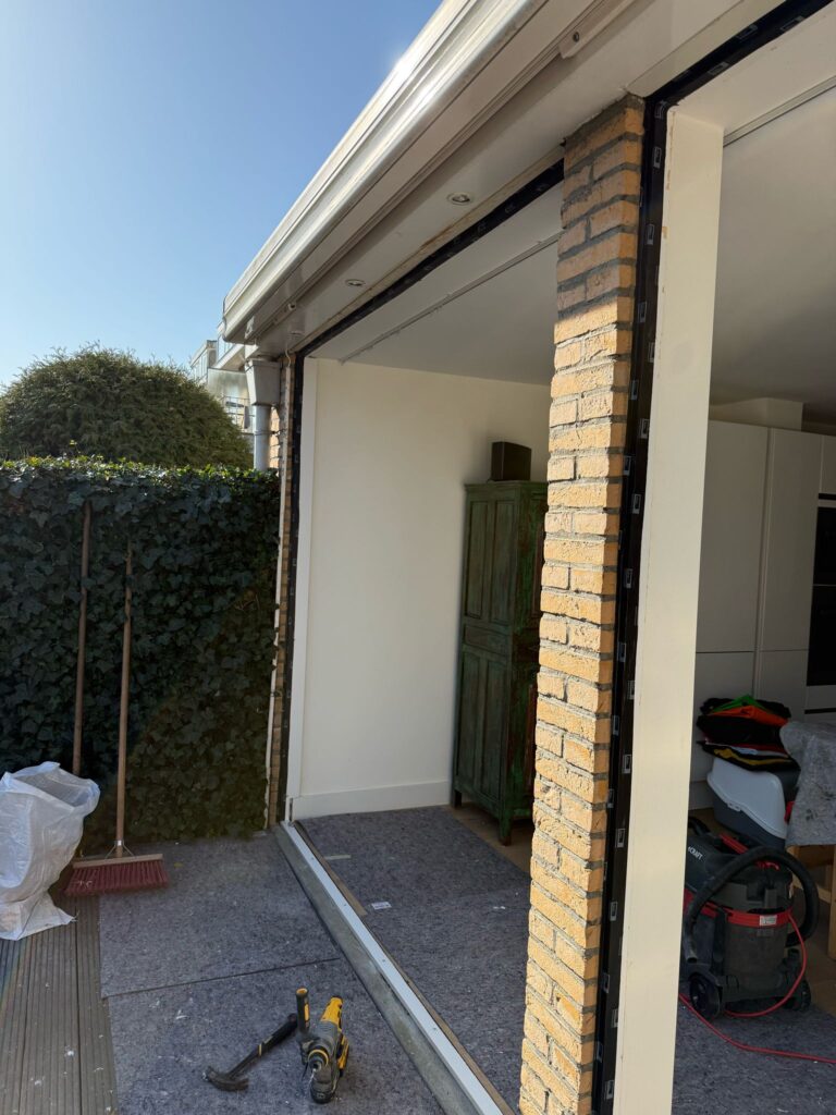 detail onderzijde kunststof kozijnen Wassenaar met luchtdichte aansluiting