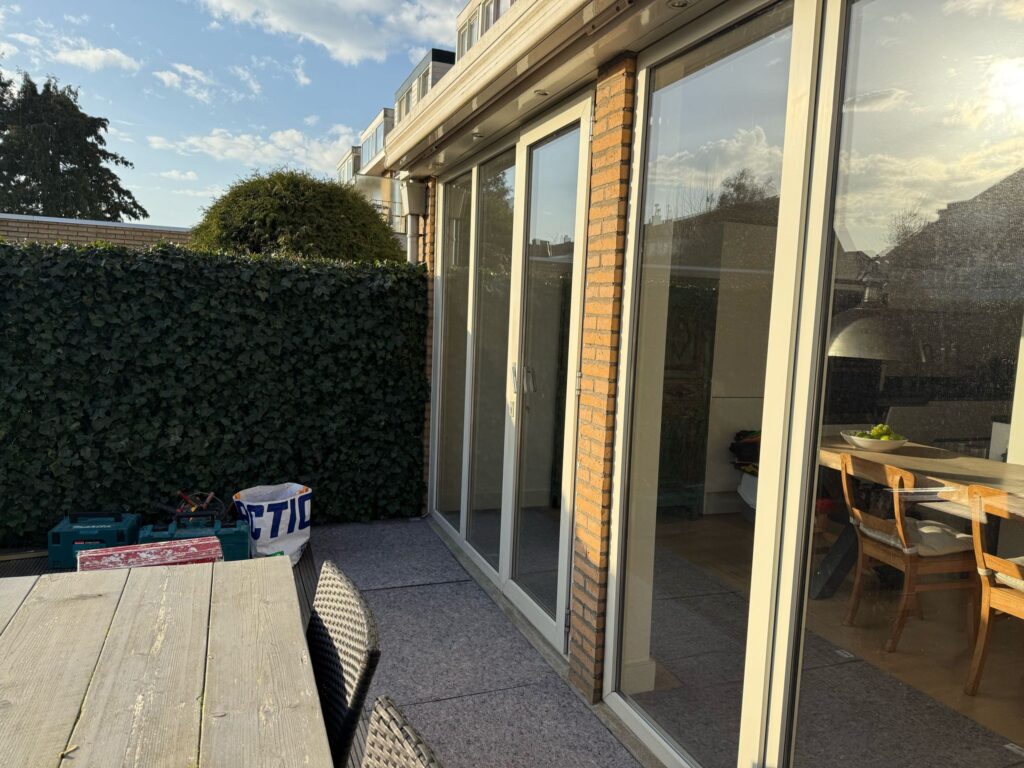 kunststof kozijnen Wassenaar geplaatst in bestaande achtergevel met openslaande deuren en triple glas