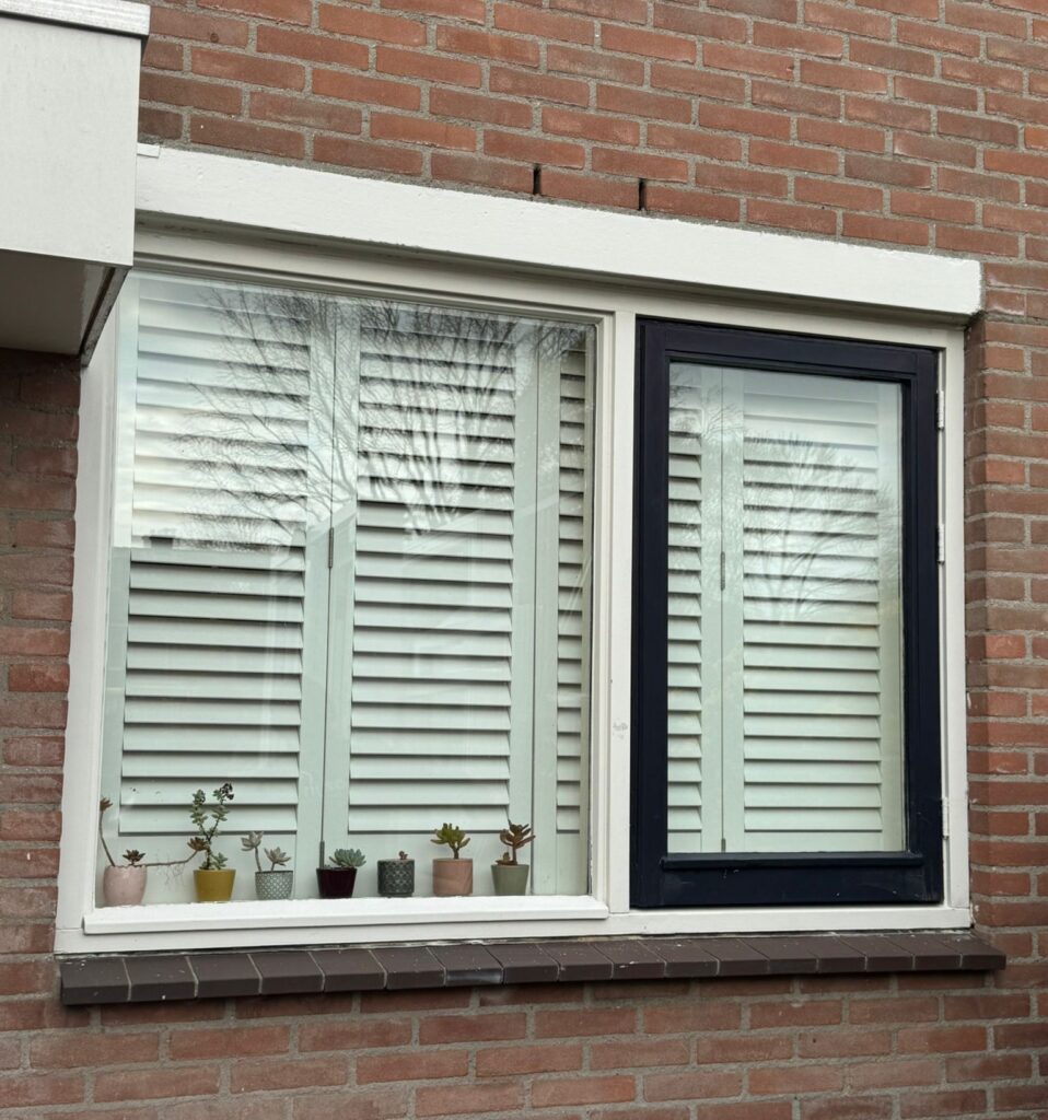 Bestaand houten kozijn met vacuümglas toegepast waarbij de sponning is uitgediept voor plaatsing van dun isolatieglas.