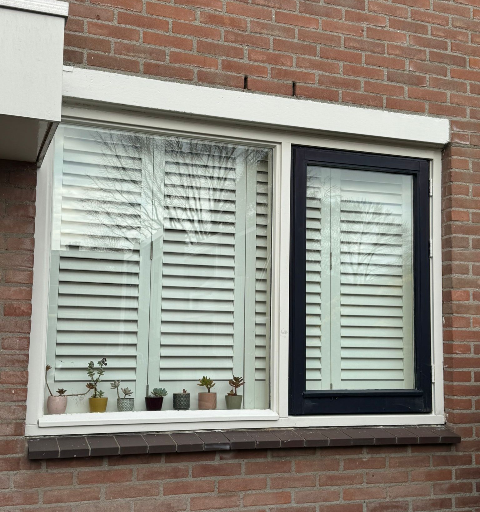 Bestaand houten kozijn met vacuümglas toegepast waarbij de sponning is uitgediept voor plaatsing van dun isolatieglas.