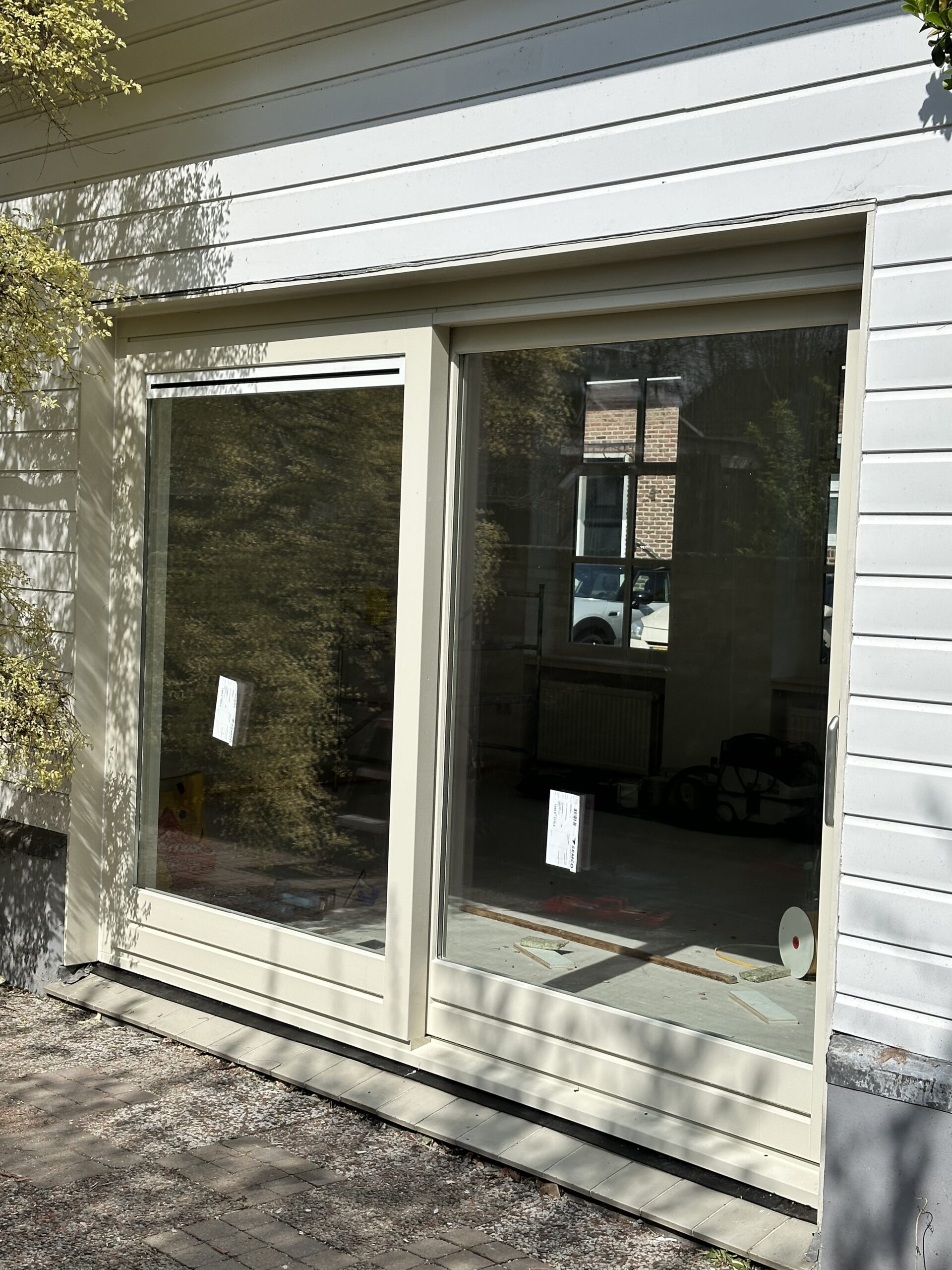 Een nieuwe schuifpui die net geplaatst is