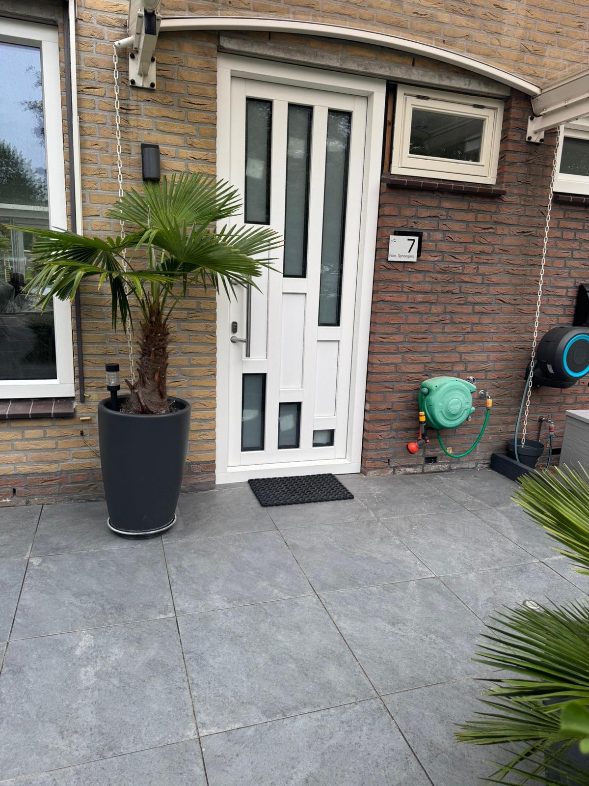 Kunststof voordeur met glas geplaatst in bestaande gevel inclusief kozijn en nette montage