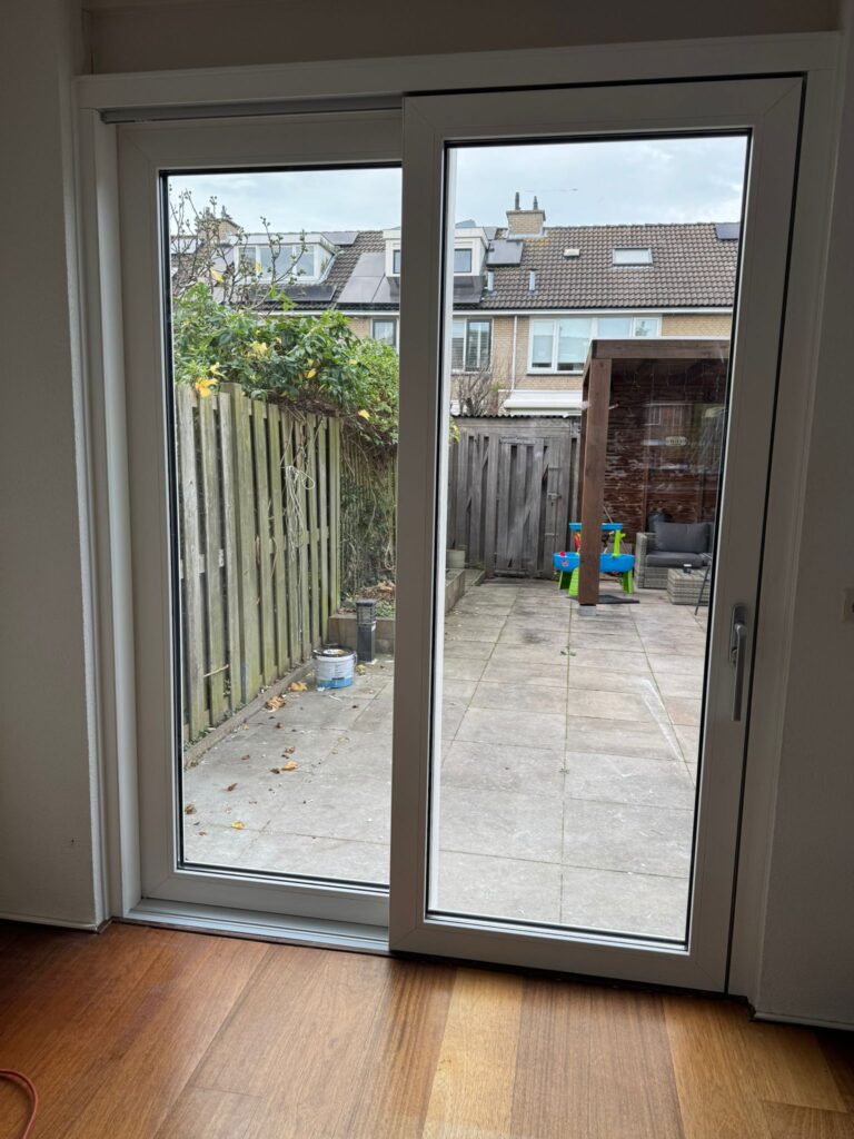 Kunststof schuifpui met witte binnenkant