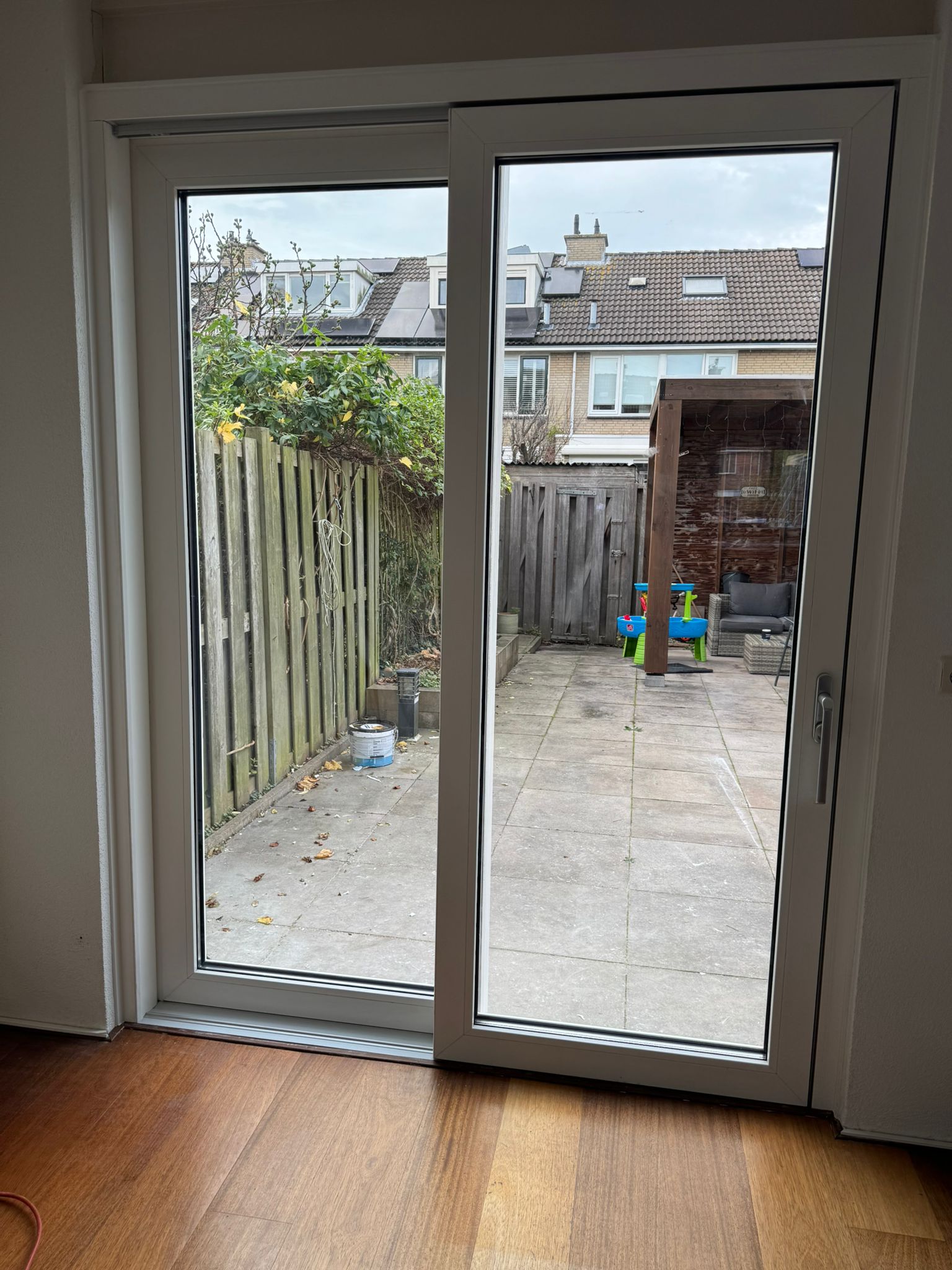 Kunststof schuifpui met witte binnenkant