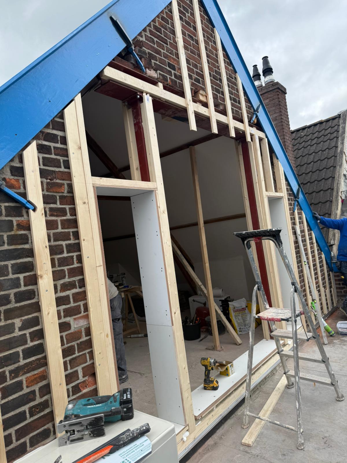 Renovatie van gevel met houten regelwerk voor nieuwe Milin gevelbekleding