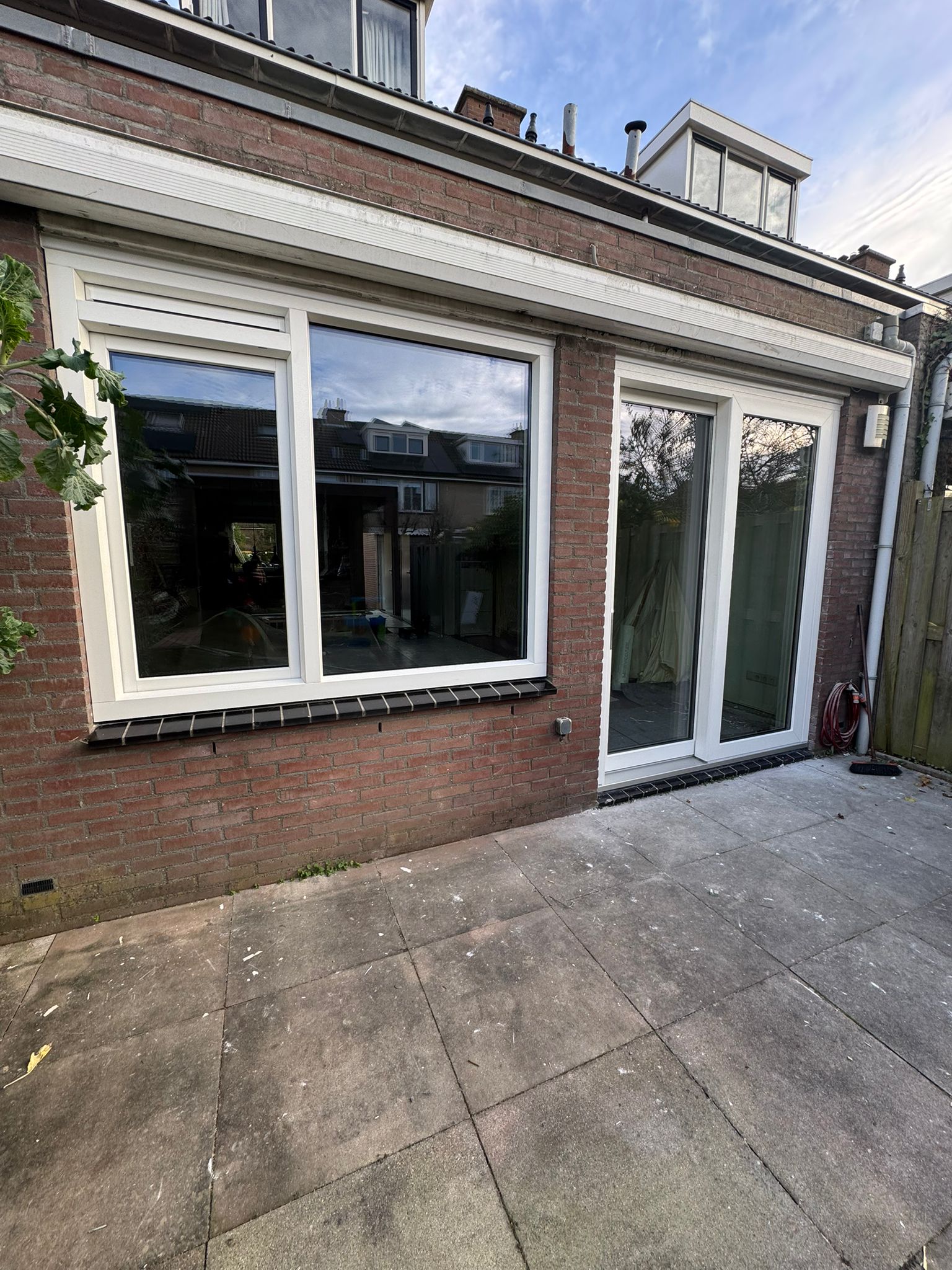 Schuifpui van de buitenkant met een vast raam