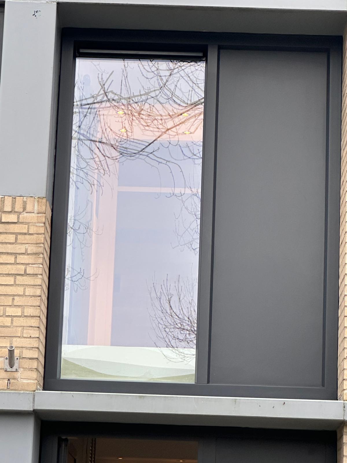 Aluminium kozijnen IJmuiden met geïsoleerd paneel toegepast in moderne gevel