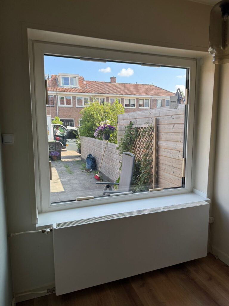 Binnenaanzicht van nieuw geplaatst isolatieglas in kozijn met verbeterde lichtinval en thermische isolatie