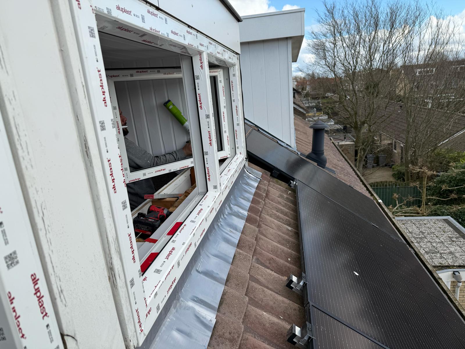 Buitenzijde woning met houten kozijnen Hoofddorp in bestaande situatie met metselwerk en dakrand