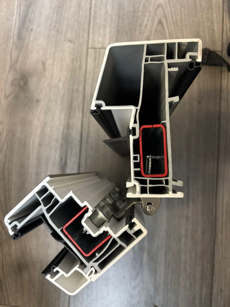 Doorsnede van kozijn met isolatieglas en TGI spacer voor optimale thermische onderbreking en comfort in woningen in Haarlem