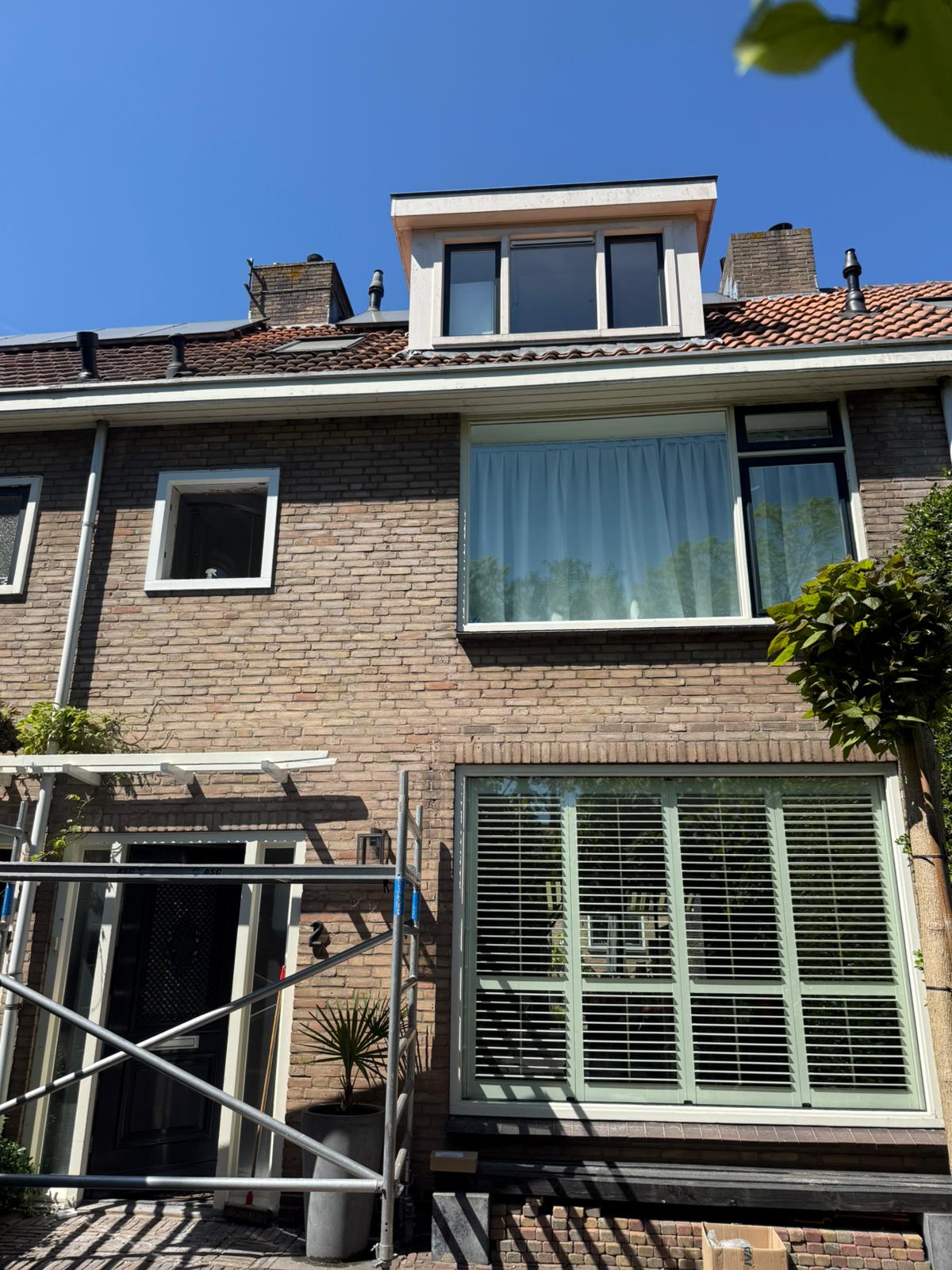 Gevel met nieuw geplaatste kozijnen na montage inclusief strakke aansluiting en afwerking